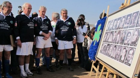 Sobreviventes do acidente inauguraram uma placa com os retratos das vítimas da queda nos Andes (AP)