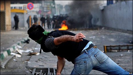 Участник антиправительственных выступлений в Иране