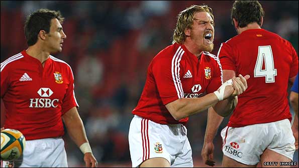 Replacement number eight Andy Powell urges his team-mates on in the closing moments.jpg