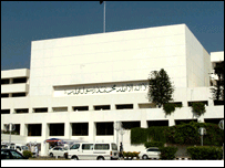 سینیٹ سے صحافیوں نے علامتی واک آؤٹ کیا ہے