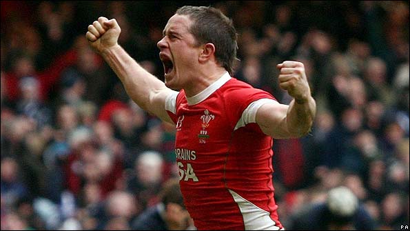 Shane Williams celebrates his try for Wales