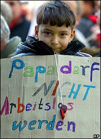 Menino com cartaz