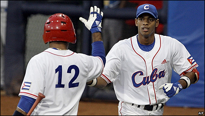 Héctor Olivera y Michel Enríquez, peloteros cubanos