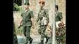 O então tenente-coronel Hugo Chávez é escoltado por oficiais militares depois de ser preso por tentar derrubar o governo venezuelano em um golpe em 4 de fevereiro de 1992