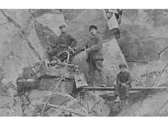 Gweithwyr yn y chwarel, gan gynnwys plentyn