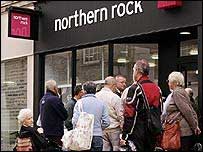 Fila em frente a agência do banco Northern Rock