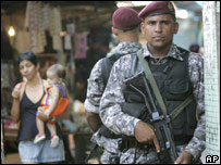 policiais em favela