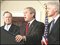 Başkan Bush, babası ve Bill Clinton'la