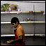 Supermercado em Buenos Aires com as prateleiras quase vazias