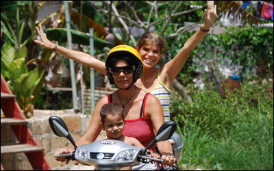 Miriala en su motocicleta