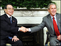 Thủ tướng Phan Văn Khải và tổng thống George W. Bush tại Nhà Trắng ngày 21.06.05
