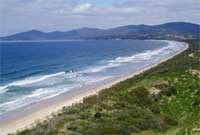 Golwg arall ar Adventure Bay - lle glaniodd y ddwy long ym 1777