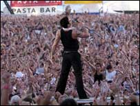 Robbie Williams sings