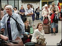 Pessoas esperam por transporte público na França