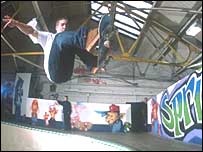 Woody - Frontside air in the resurfaced bowl