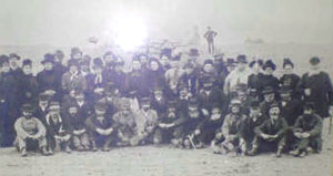 Un o'r hen luniau yn yr amgueddfa - mae'r wybodaeth amdano yn y Gymraeg bellach.