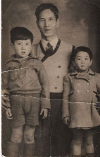 Lee Cheong as a child with his sister and their seaman father