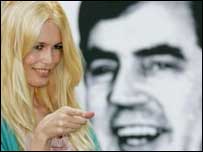 Afrika'nın borçlarının silinmesi kampanyasının destekleyicilerinden Claudia Schiffer
