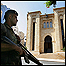 Soldado libanês em frente ao Parlamento, em Beirute.