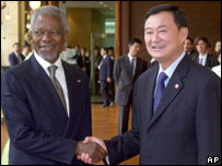 Kofi Annan e o primeiro-ministro da Tailândia, Thaksin Shinawatra, em Bangcoc