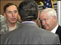 Tướng David Petraeus và ông Robert Gates (bên phải) tại Baghdad hôm Chủ nhật ngày 10 tháng Hai 2008 
