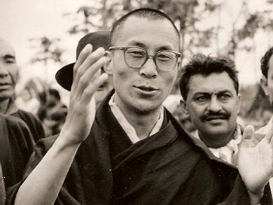 Dalai Lama greets reporters in 1959