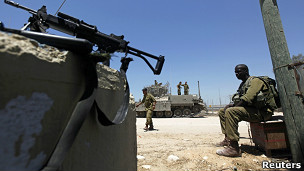 Tentara Israel menjaga perbatasan dengan Mesir 