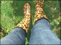 Frankie rocks her on loan wellies!