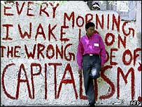 ممبئی کی ایک دیوار پر گلوبیت مخالف نعرے لکھے ہوئے ہیں