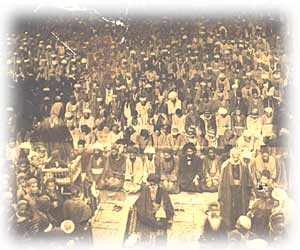 ميرزای شيرازی در حال اقامه نماز جماعت