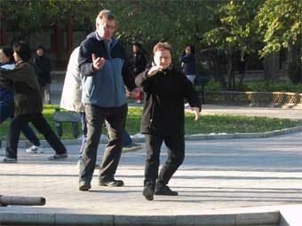 Tai Chi yn y parc efo Nerys Avery