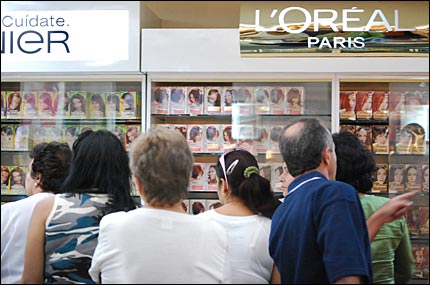 Mujeres comprando tinte para el cabello (Foto: Raquel Pérez)