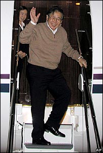 Fujimori desembarcando no Chile
