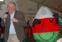 Wynne Melville Jones gyda Mistar Urdd