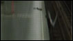 Jovem é jogado em trilho do metrô