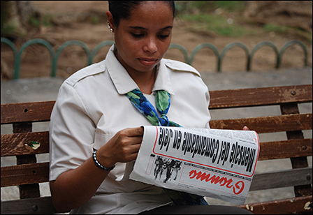 Mujer leyendo el periódico. Foto: Raquel Pérez