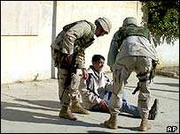 Soldados dos EUA e iraquiano em Kirkuk