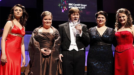 Cystadlu am Dlws y Datganiad. Llun: © Brian Tarr