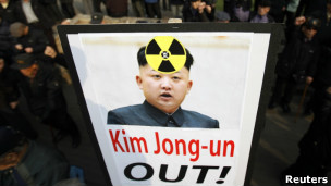 韓國反核遊行中的金正恩照片