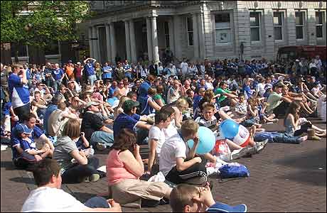 Crowds on the Cornhill in Ipswich