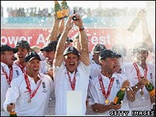 Andrew Strauss of England lifts the Ashes urn 