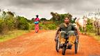 Lakshmi, joven en India, en una silla de Motivation 