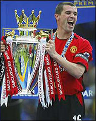 Roy Keane lifts the Premiership trophy in 2003