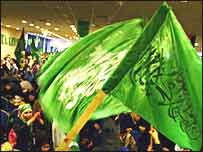 Seguidores do Hamas comemoram vitórias nas eleições com bandeiras do grupo