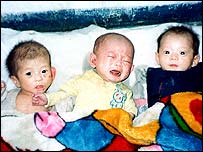 Kuzey Kore'nin Pyongsang kentinde bir bakımevindeki bebekler