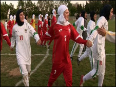 نمایی از فیلم فوتبال با حجاب ساخته دیوید اسمن و آیت نجفی