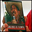Chávez exibe o CD (Foto: Miraflores)