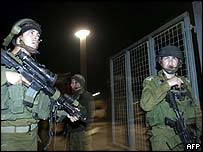 Soldados israelenses no posto de controle de Karni