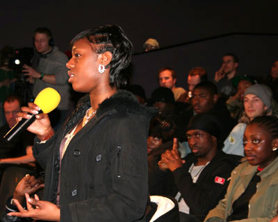 The audience ask Damian questions