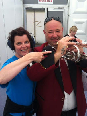 Nia Lloyd Jones gefn llwyfan gyda Jonathan Thomas